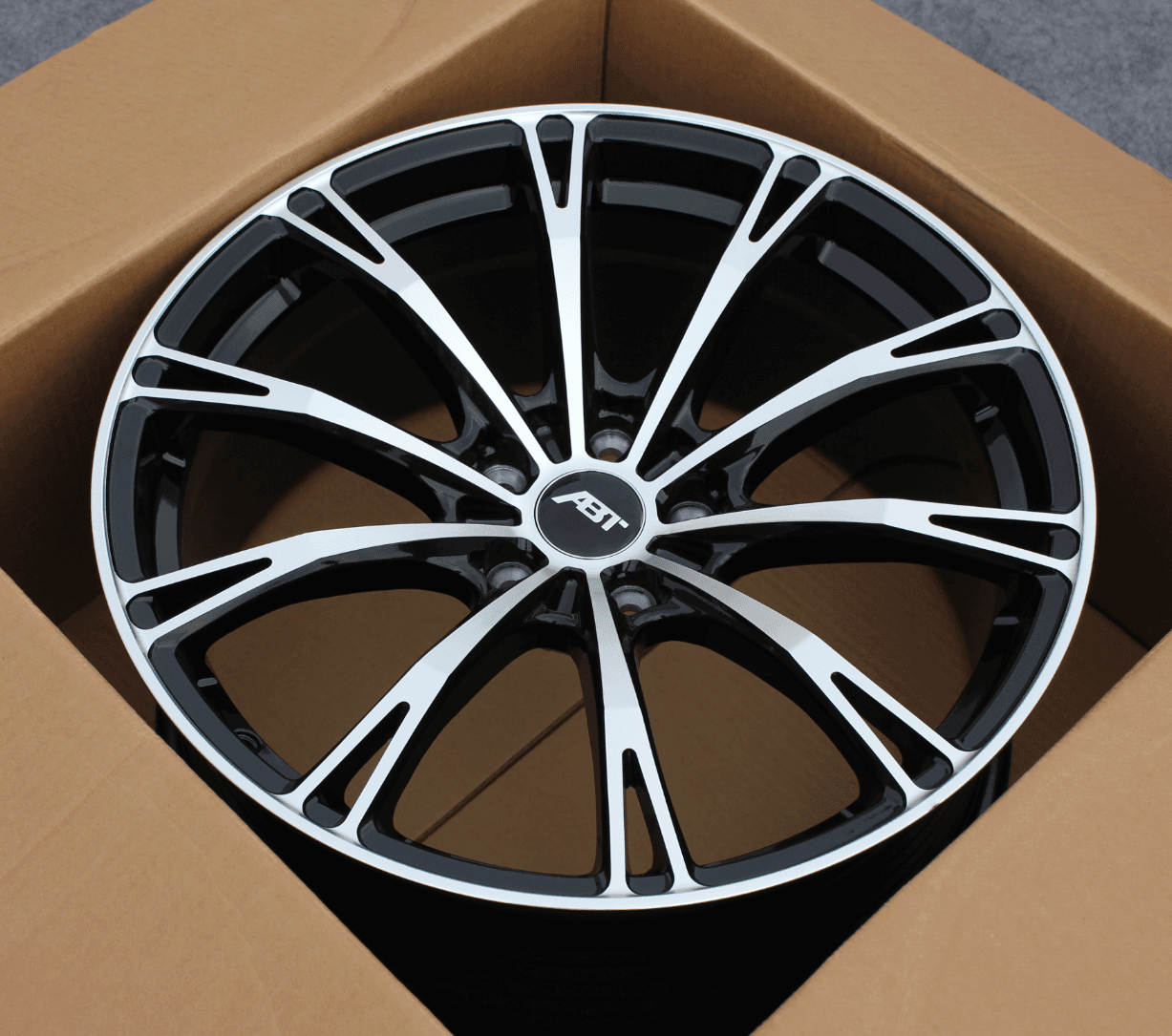F016198512U3437-FLOW-FORMED alloy wheel